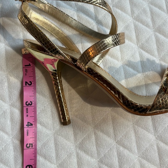 MICHAEL Michael Kors Asha womens Sandal Heel shoes Sz 8.5 gold Reptile embossed - Picture 9 of 10